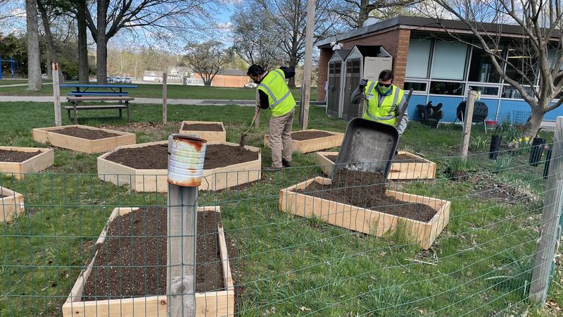 BrightView volunteers help to place mulch in the flower beds